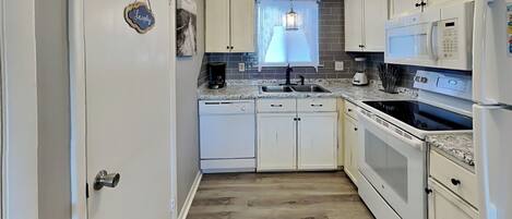 ثلاجة، ميكروويف، فرن، موقد طهي مسطح