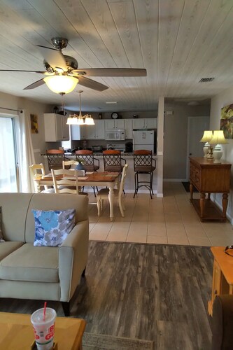 Lovely 2 Bed/ 2 Bath Courtyard Villa and great location!