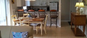 Lovely 2 Bed/ 2 Bath Courtyard Villa and great location!