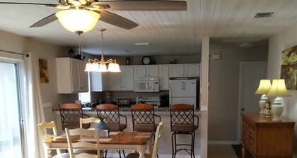 Lovely 2 Bed/ 2 Bath Courtyard Villa and great location!