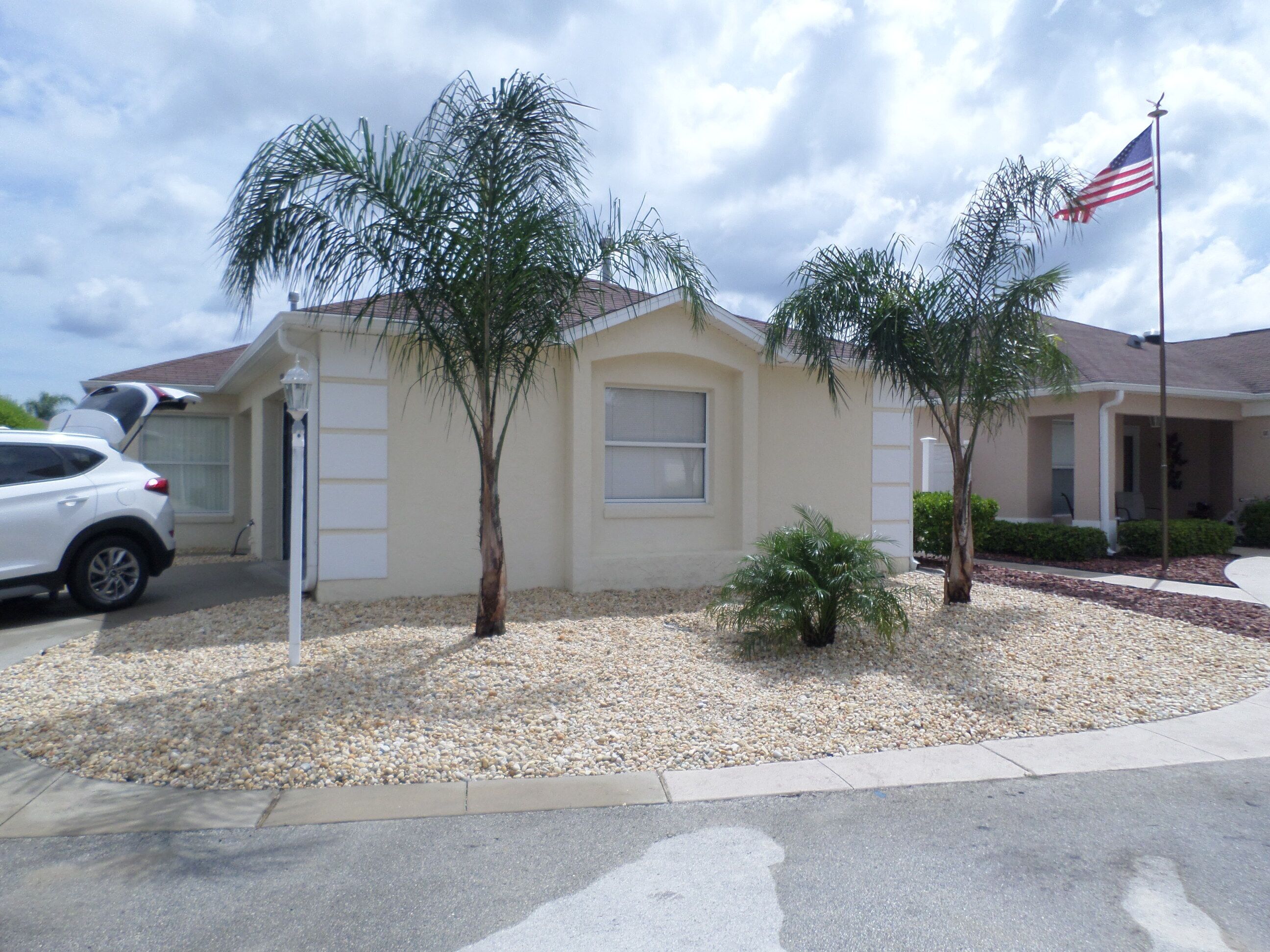 Newly Renovated Lovely 2 Bed/ 2 Bath Courtyard Villa and great location!