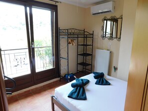 3 chambres, fer et planche à repasser, lit de bébé portatif