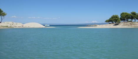 沙滩椅、沙滩毛巾