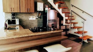 Departamento superior | Cocina privada | Refrigerador, microondas y utensilios de cocina