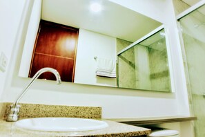 شقة سوبيريور | حمام | تجهيزات دش، مناشف، صابون، شامبو