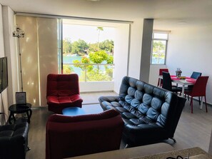 パノラミック アパートメント | リビング エリア | 32 インチのプラズマテレビ (ケーブル放送視聴可)、テレビ