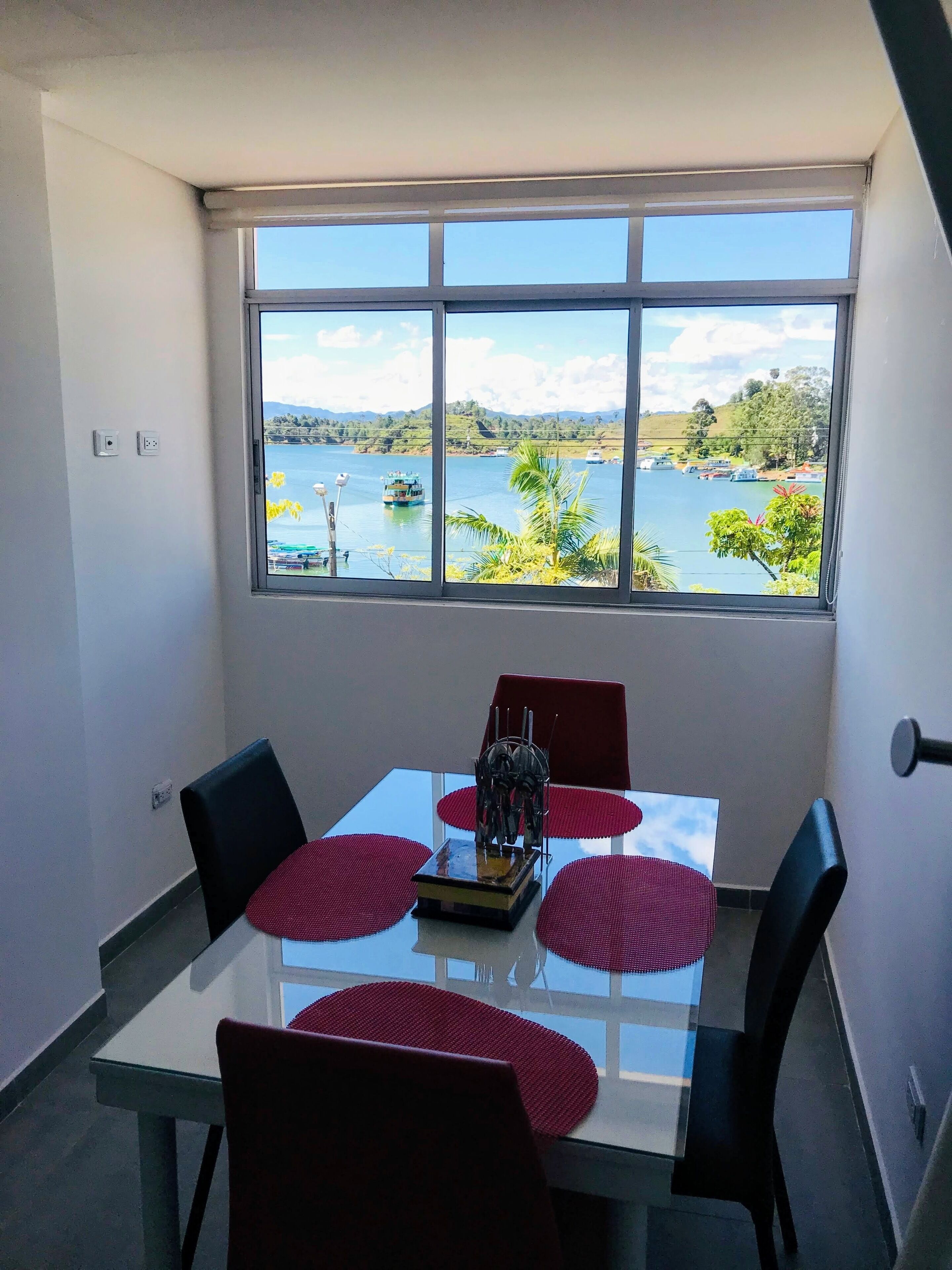 Panoramic-Apartment | Wohnbereich | 32-Zoll-Plasmafernseher mit Kabelempfang, Fernseher