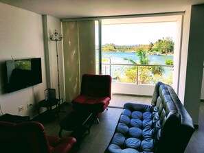 パノラミック アパートメント | リビングルーム | 32 インチのプラズマテレビ (ケーブル放送視聴可)、テレビ