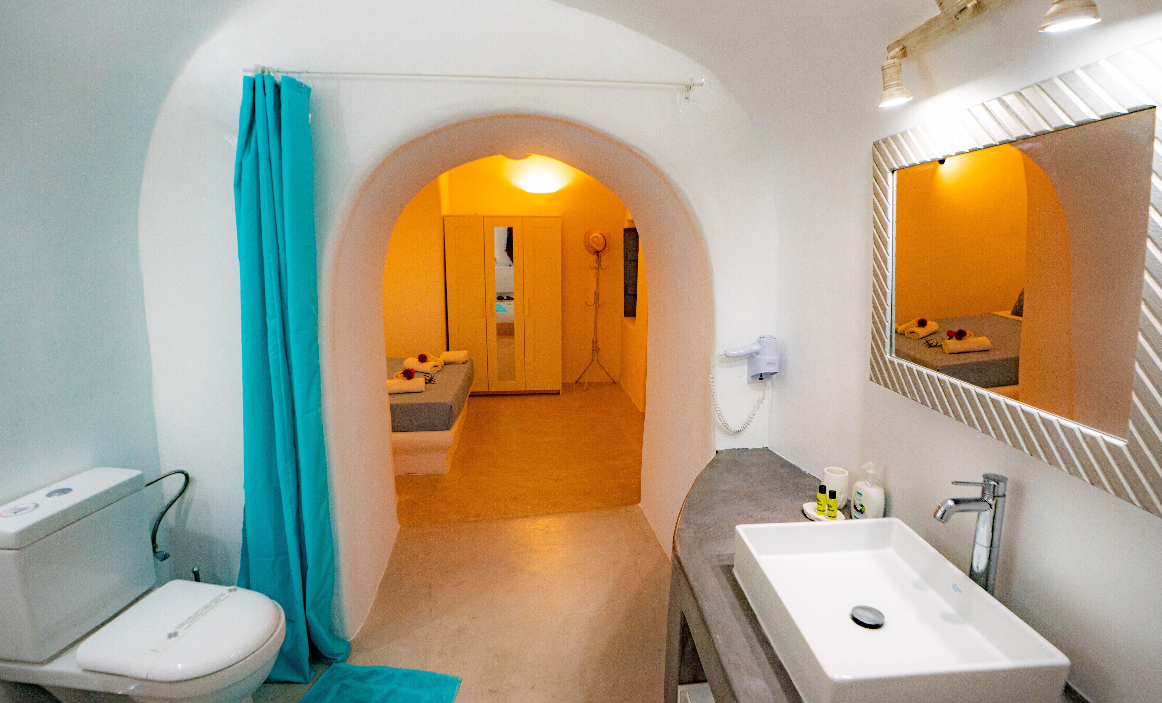Combined shower/tub, jetted tub, hair dryer, towels