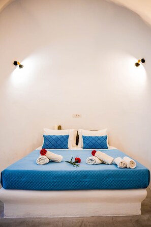 3 bedrooms, in-room safe, desk, iron/ironing board - Bonita Santorini Cave: Stay in a Dreamy Cave House in the Heart of Santorini! (Kamari)