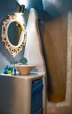 Suihku, hiustenkuivaaja, pyyhkeet, saippua