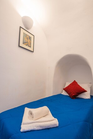 2 makuuhuonetta, tallelokero huoneessa, työpöytä, silitysrauta/-lauta