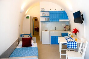 2 bedrooms, in-room safe, desk, iron/ironing board - Bonita santorini Cave:Stay in a Stunning Santorini Cave House-Cozy 2-Bedroom Gem (Mesa Gonia)