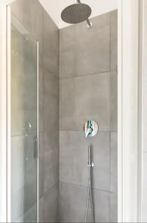 Deluxe Double Room (Yellow) | Bathroom | Shower, rainfall showerhead, hair dryer, bathrobes - B&B di Paolo S. (Rome)