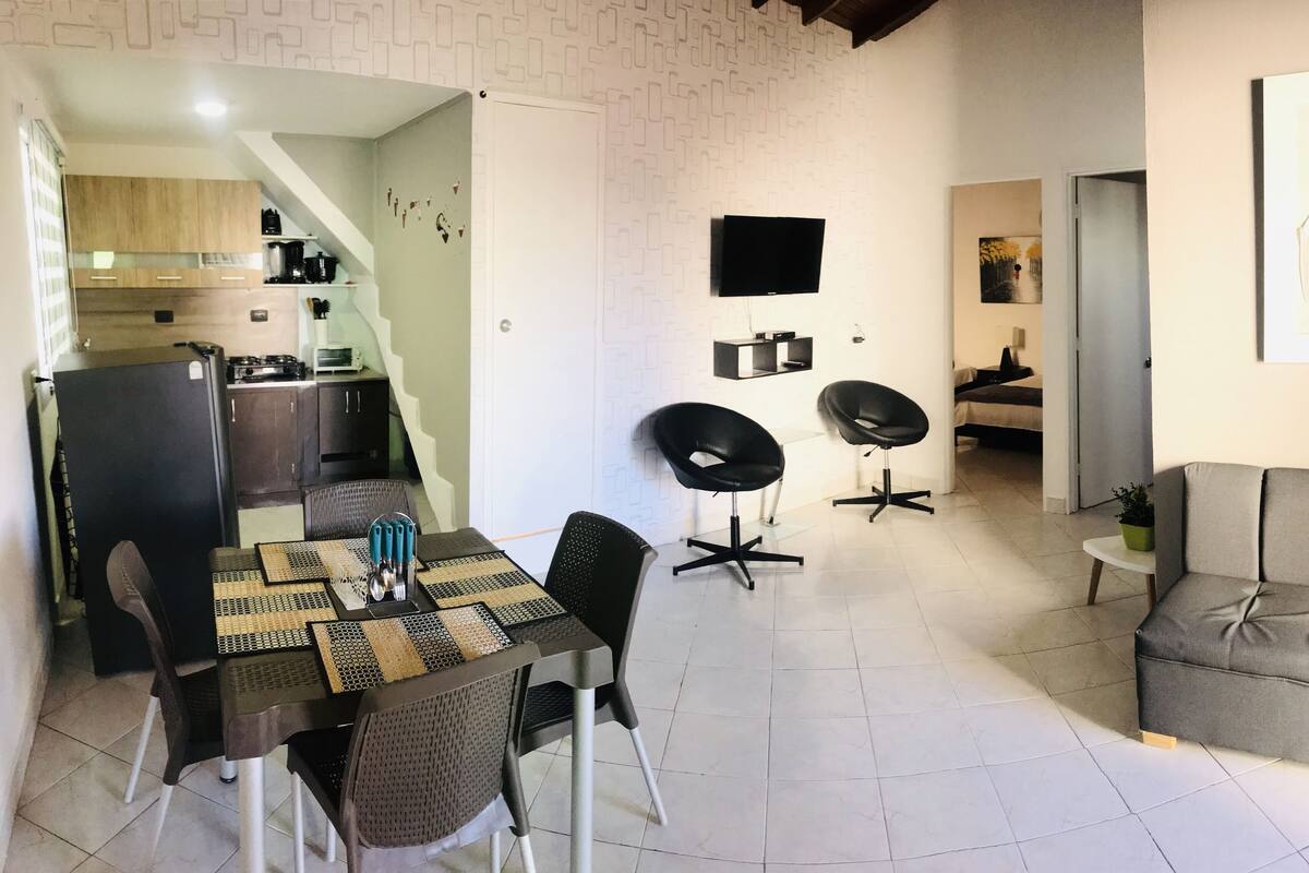 Un interior moderno con comedor, cocina y sala de estar.