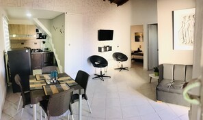 Apartamento familiar | Zona de estar | Televisión de plasma de 32 pulgadas con canales por cable