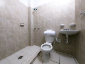 Phòng Tiêu chuẩn (2 Double Beds) | Phòng tắm | Buồng tắm vòi sen, đồ dùng nhà tắm miễn phí, khăn tắm 