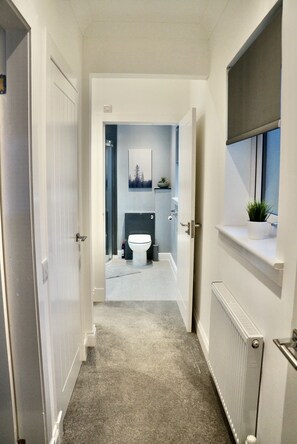 Dusche, kostenlose Toilettenartikel, Haartrockner, Toilettenpapier