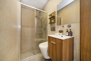 Een douche, handdoeken, zeep, shampoo