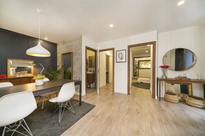 3 bedrooms, travel crib, free WiFi, bed sheets - House with two rooms (Braga)