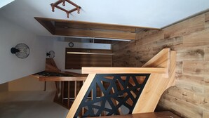 Una cucina moderna con mobili in legno, piano cottura integrato e soffitto in legno.