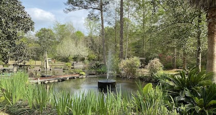 Sleepy Lagoon Cottage - On 30 lush acres & just minutes from Downtown Covington!