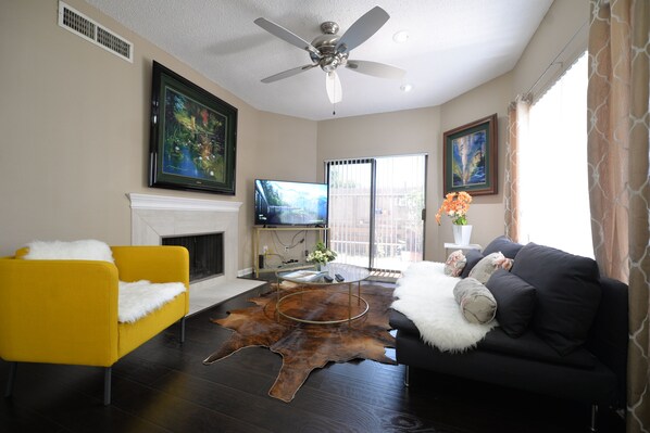 Smart TV, fireplace - 2 Bedroom 2 Bath townhome super clean private yard (Houston)