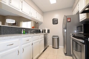 Fridge, microwave, oven, stovetop - 2 Bedroom 2 Bath townhome super clean private yard (Houston)