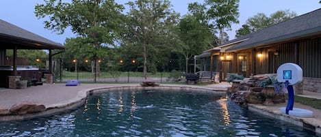 Una piscina al aire libre