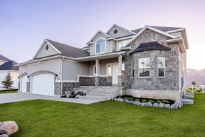 Exterior - Grand Mountain Retreat- 25 min to Ski Slopes- Sleeps 28- Views, Pickleball court (Heber City)