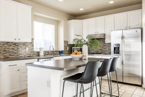 Fridge, microwave, oven, stovetop - Grand Mountain Retreat- 25 min to Ski Slopes- Sleeps 28- Views, Pickleball court (Heber City)