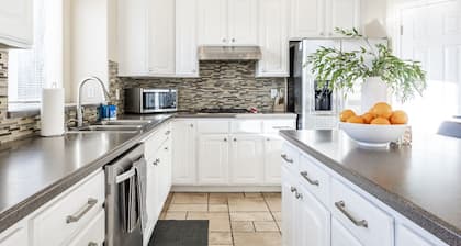 Grand Mountain Retreat- 25 min to Ski Slopes- Sleeps 28- Views, Pickleball court