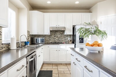 Grand Mountain Retreat- 25 min to Ski Slopes- Sleeps 28- Views, Pickleball court