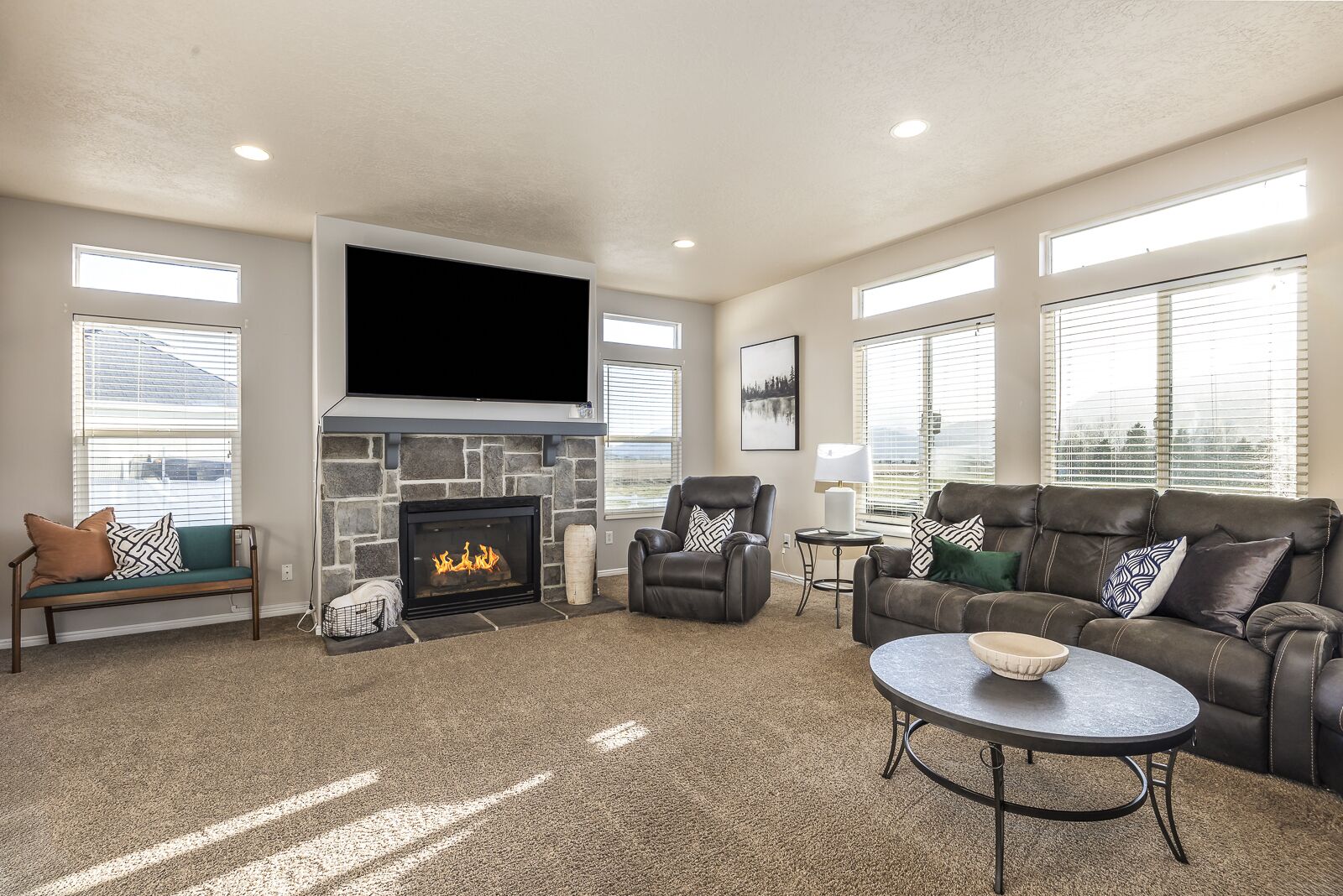 Een smart-tv, een open haard, tafelvoetbal en een tafeltennistafel