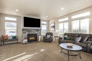 Smart TV, fireplace, foosball, table tennis - Grand Mountain Retreat- 25 min to Ski Slopes- Sleeps 28- Views, Pickleball court (Heber City)