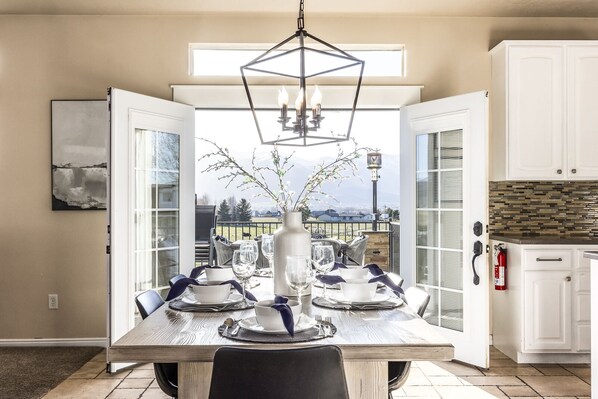 Dining - Grand Mountain Retreat- 25 min to Ski Slopes- Sleeps 28- Views, Pickleball court (Heber City)