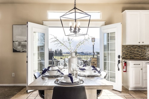 Grand Mountain Retreat- 25 min to Ski Slopes- Sleeps 16- Views, Pickleball court