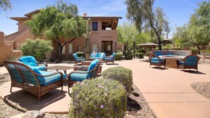 A patio area with wicker furniture and a hot tub. - Resort-like amenities and perfectly located Scottsdale condo (Scottsdale)