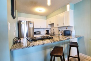 Condo, varias camas (Compass Point 205) | Cocina privada | Utensilios de cocina