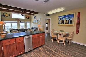 Maison, plusieurs lits (Cabana Beach House) | Cuisine privée | Batterie de cuisine, vaisselle et ustensiles