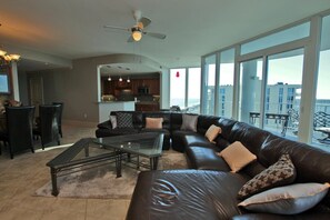 Apartment, Mehrere Betten (Bel Sole Penthouse 1801) | Wohnbereich | Fernseher
