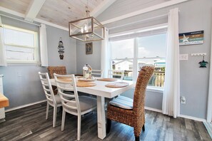 House, 2 Queen Beds (Dream Catcher) | Dining