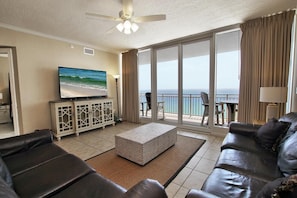 Condo, varias camas (Colonnades 1202) | Área de sala de estar