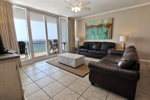 Apartment, Mehrere Betten (Colonnades 1202) | Wohnbereich