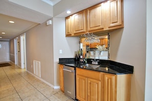 Condo, varias camas (Colonnades 1202) | Interior