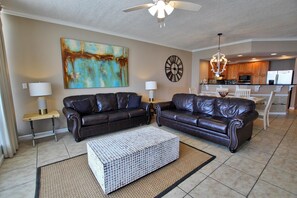 Apartment, Mehrere Betten (Colonnades 1202) | Wohnbereich