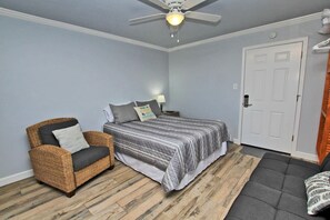 House, 1 Queen Bed with Sofa bed (Beachview 203) | Individually decorated, individually furnished, free WiFi - Beachview 203 (Gulf Shores)