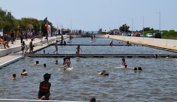 Un espace piscine doté de plusieurs couloirs, où l’on peut nager et s’amuser.