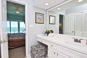 Talo, useita sänkyjä (Marilyns Cottage) | Kylpyhuone | Pyyhkeet