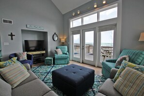 Talo, useita sänkyjä (Marilyns Cottage) | Olohuone | Televisio